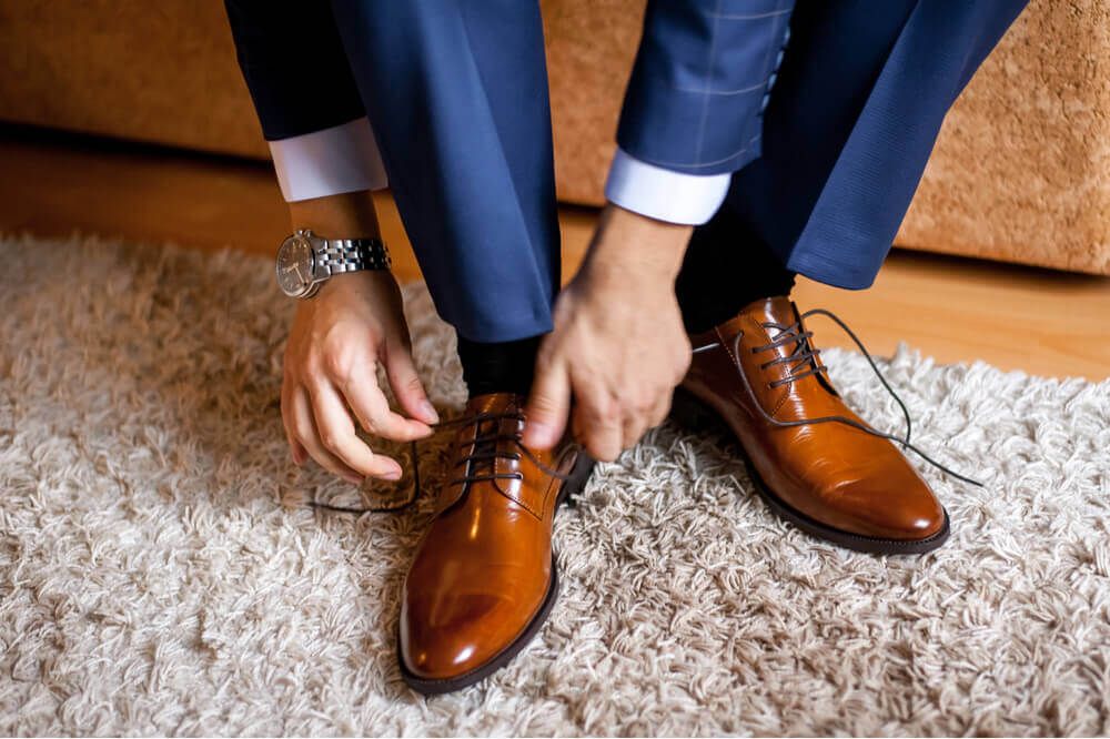 Blue suit, brown shoes: Still the perfect combination?