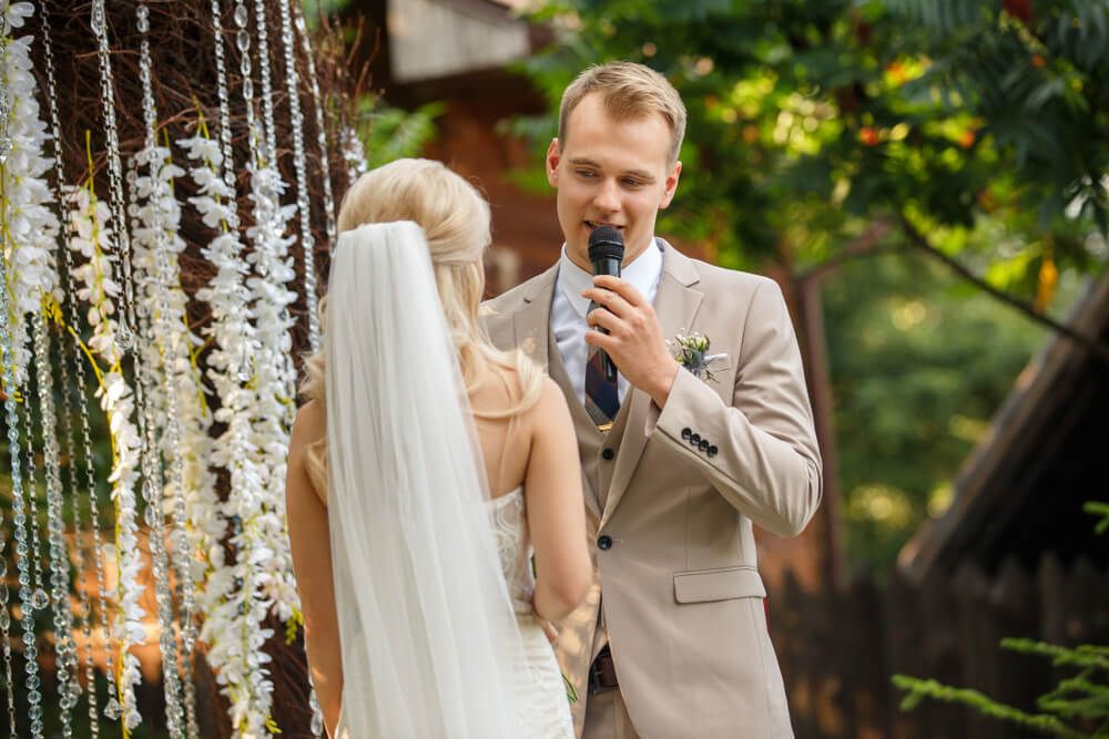 Groom’s Speech Templates and Examples to Help You Make the Right Impression